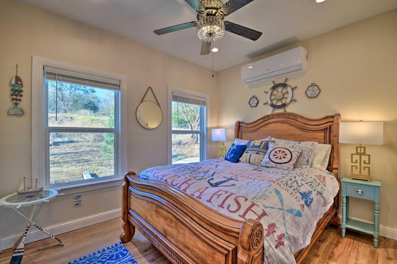 Charming Lake Creek Cabin With Pool Access And Decks Granbury Εξωτερικό φωτογραφία
