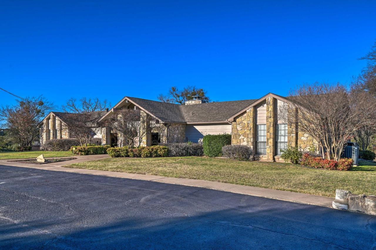 Charming Lake Creek Cabin With Pool Access And Decks Granbury Εξωτερικό φωτογραφία