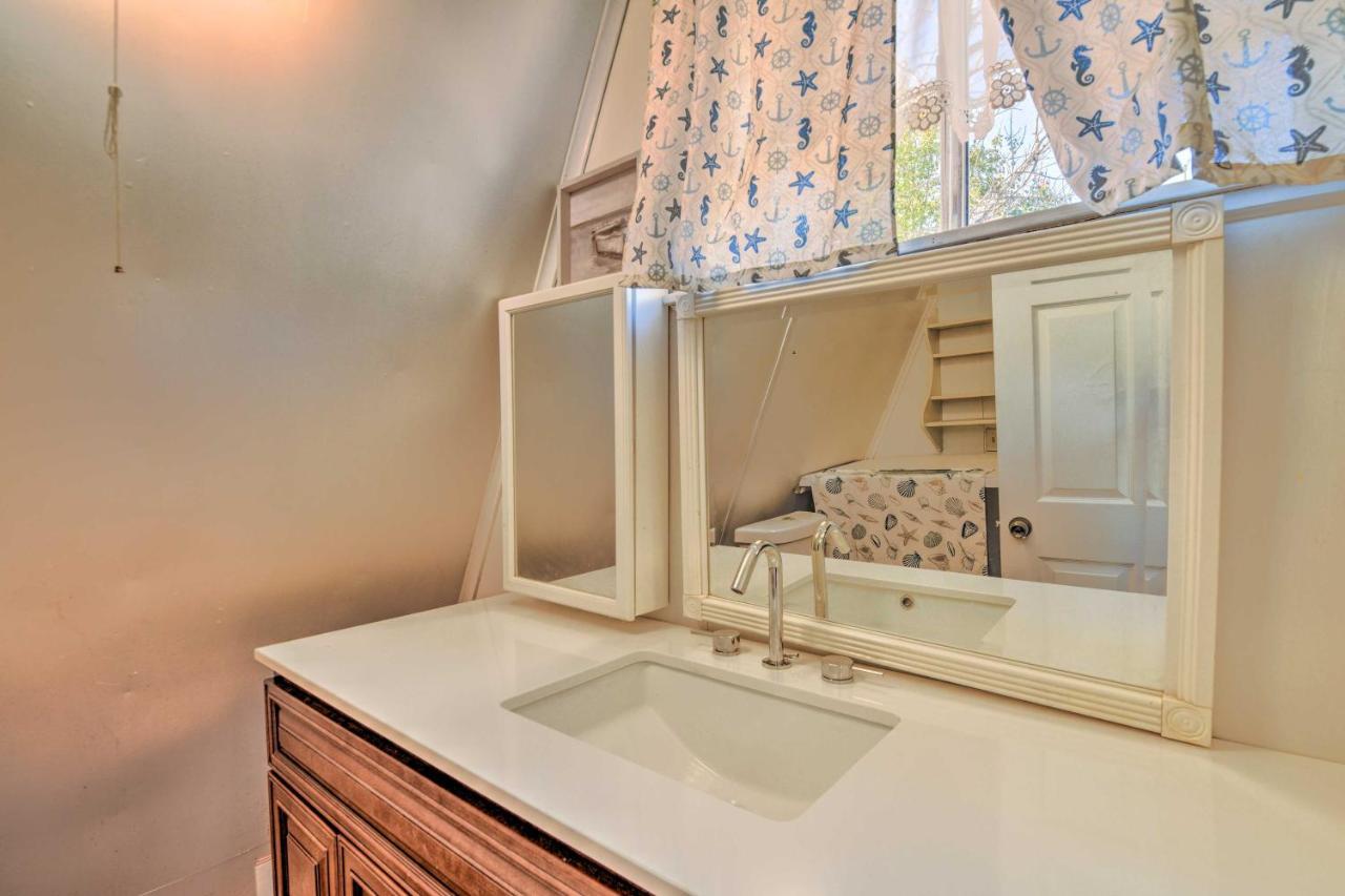 Charming Lake Creek Cabin With Pool Access And Decks Granbury Εξωτερικό φωτογραφία