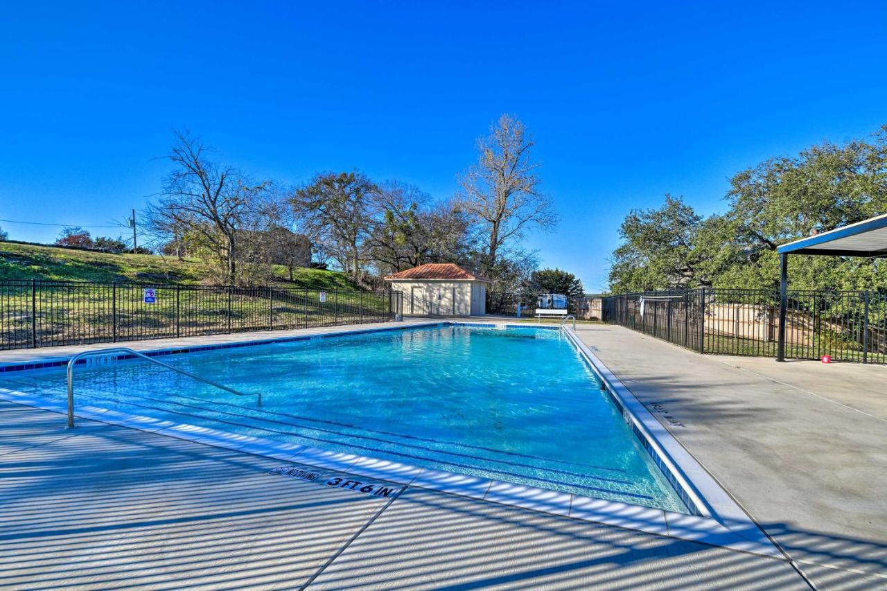 Charming Lake Creek Cabin With Pool Access And Decks Granbury Εξωτερικό φωτογραφία