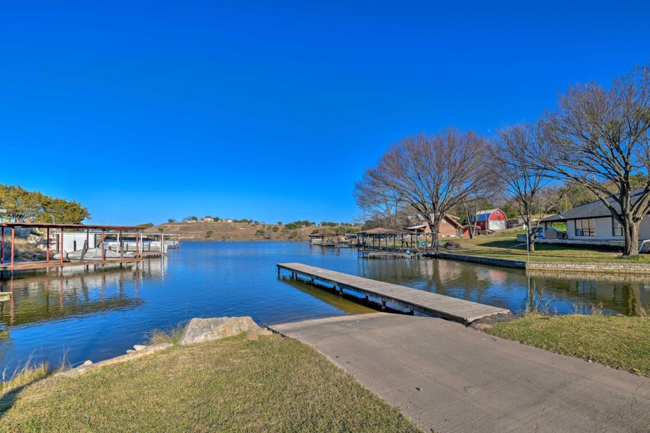 Charming Lake Creek Cabin With Pool Access And Decks Granbury Εξωτερικό φωτογραφία