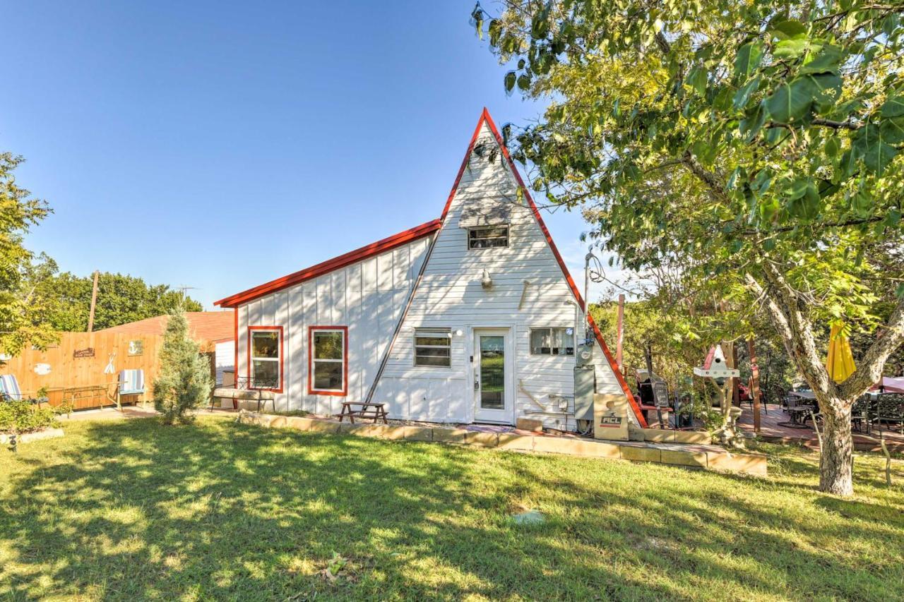 Charming Lake Creek Cabin With Pool Access And Decks Granbury Εξωτερικό φωτογραφία