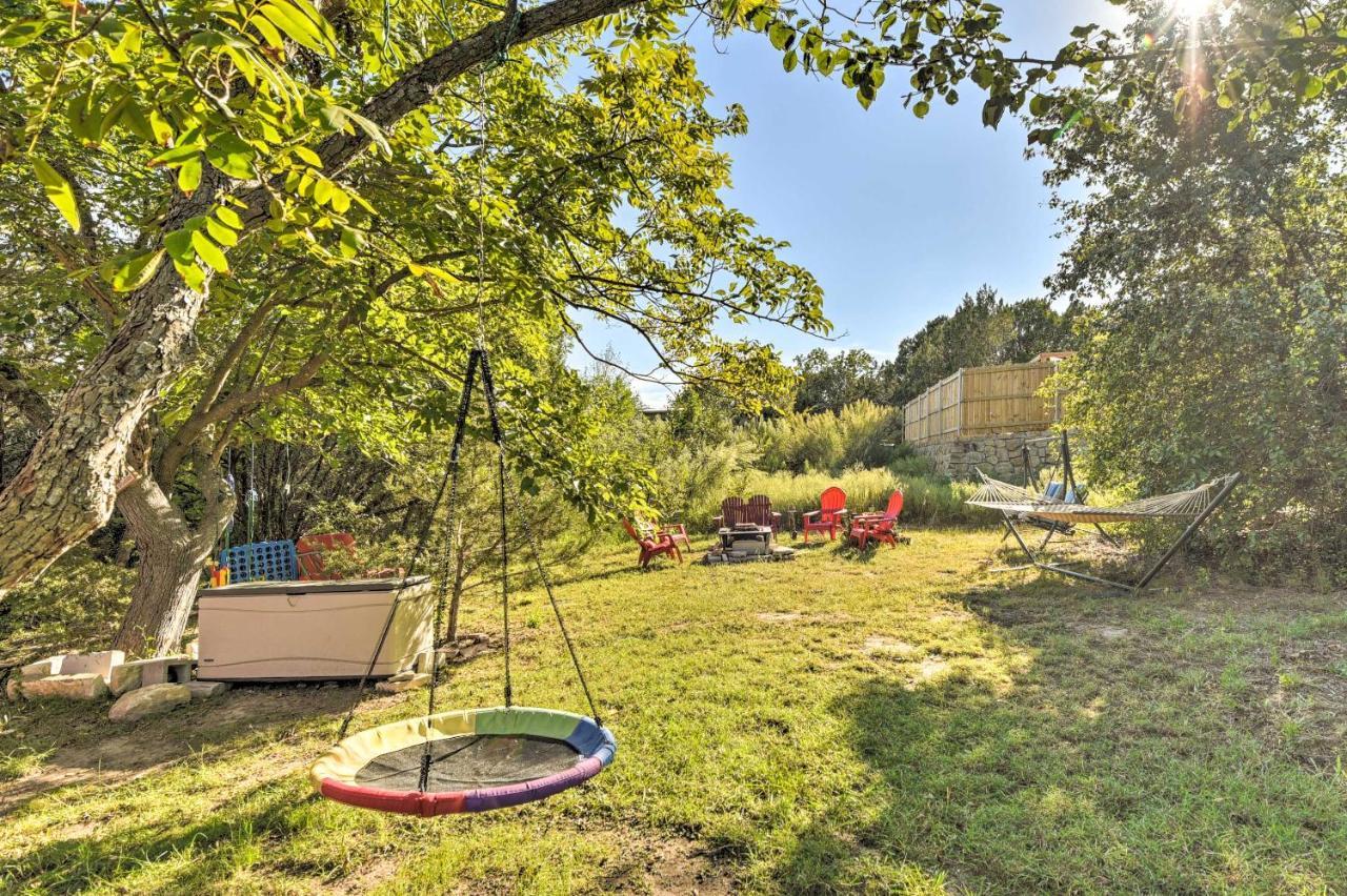Charming Lake Creek Cabin With Pool Access And Decks Granbury Εξωτερικό φωτογραφία