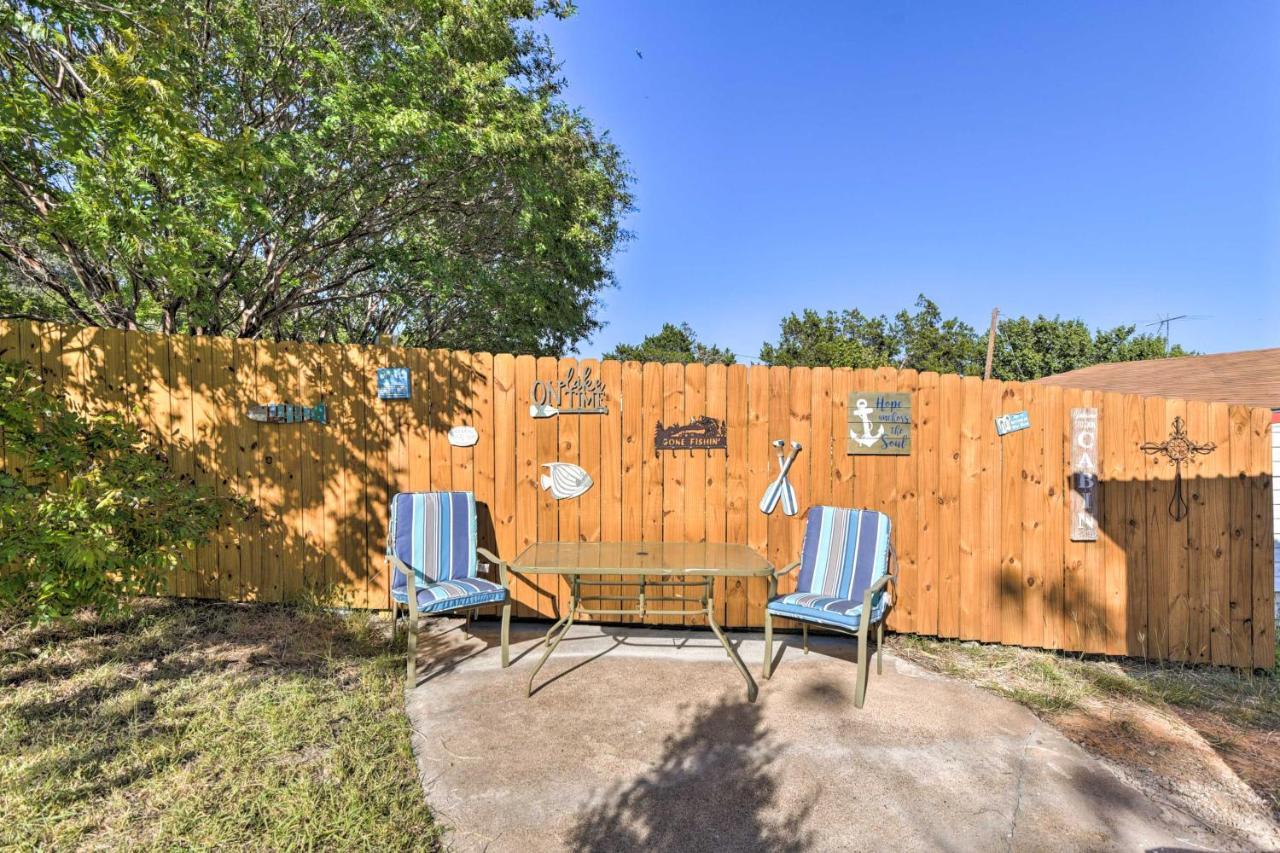 Charming Lake Creek Cabin With Pool Access And Decks Granbury Εξωτερικό φωτογραφία