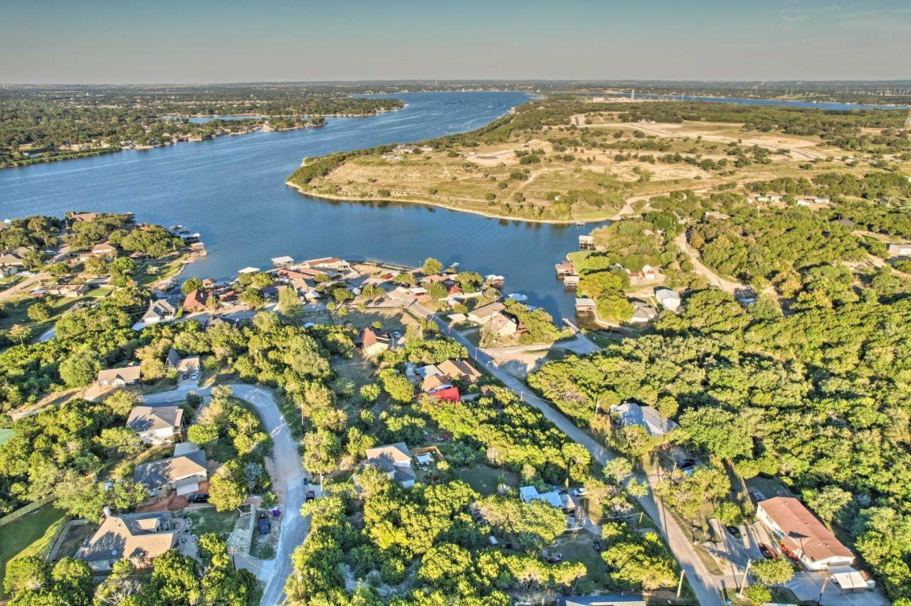 Charming Lake Creek Cabin With Pool Access And Decks Granbury Εξωτερικό φωτογραφία